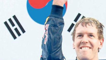Schmerzt der Finger schon? Bereits zum zehnten Mal in dieser Saison zeigte Vettel seine Siegergeste. Foto: dapd