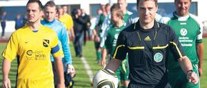 Courage zeigen. DFB-Schiedsrichter Felix Zwayer leitete aus Protest gegen die zunehmende Gewalt auf den Amateurplätzen ein Spiel in der Kreisliga B in Berlin. Foto: dpa