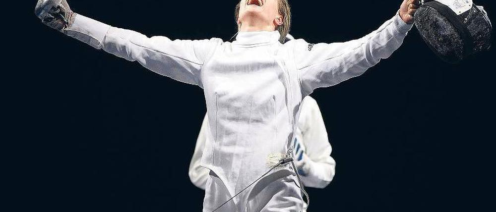 Himmelhoch jauchzend. Für Britta Heidemann wäre alles andere als eine Qualifikation für die Olympischen Spiele 2012 in London eine Enttäuschung. Foto: AP/dapd