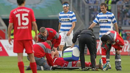 Bitterer Moment für Markus Brzenska. Der Fußballprofi von Energie Cottbus hat sich im Spiel beim MSV Duisburg die Achillessehne gerissen und fällt lange aus.