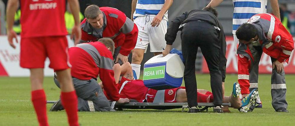 Bitterer Moment für Markus Brzenska. Der Fußballprofi von Energie Cottbus hat sich im Spiel beim MSV Duisburg die Achillessehne gerissen und fällt lange aus.