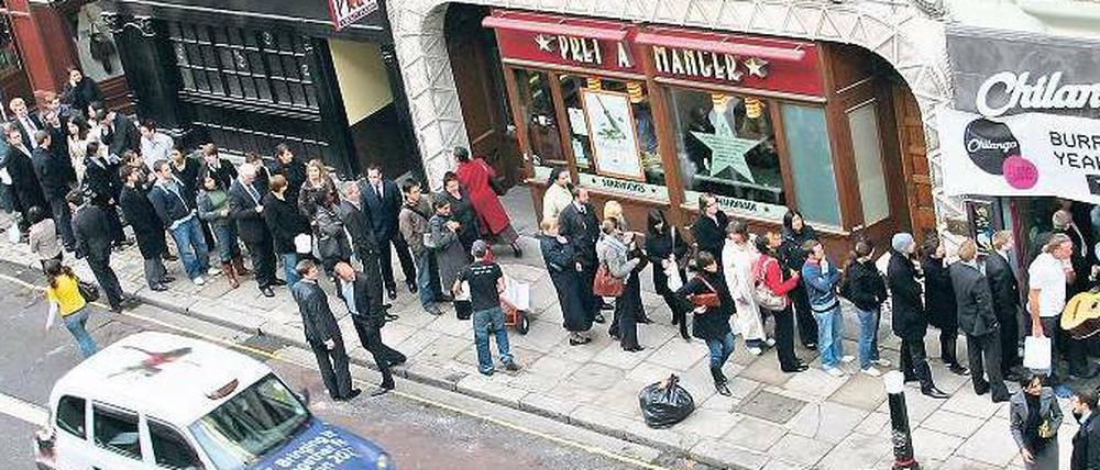 Die gute alte Fleet Street, jene Zeitungsstraße in London, deren Name als Synonym für die britische Boulevard-Presse, für heikle Reporter-Methoden steht.