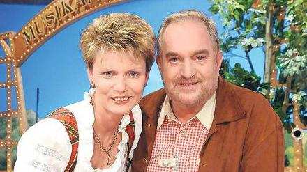 Heile Welt mit Sponsor im Titel: Der „Wernesgrüner Musikantenstadl“ mit Manuela Wolf und Reinhard Mirmsecker. Der MDR steht für Unterhaltung jenseits jeder Intellektualität. Kumpanei scheint im Sender wichtiger als korrekt ausgefüllte Formulare. Foto: MDR