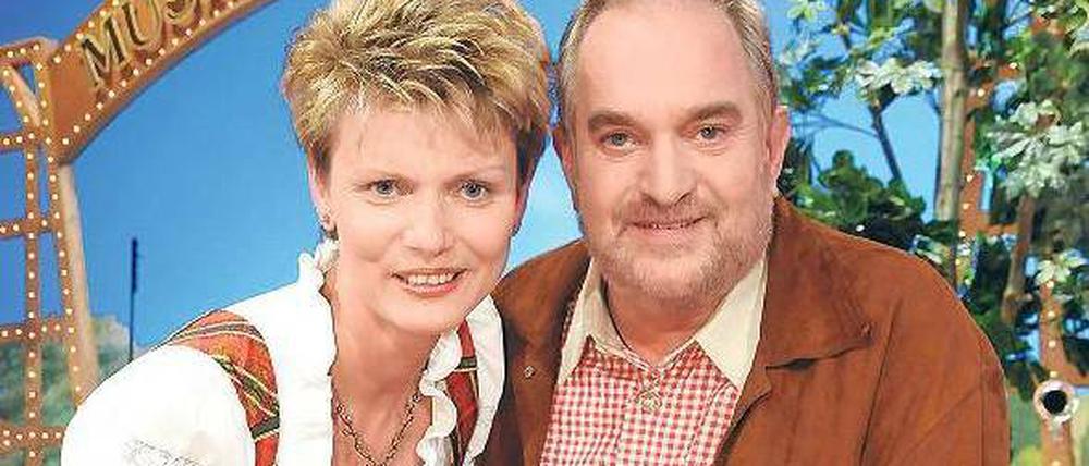Heile Welt mit Sponsor im Titel: Der „Wernesgrüner Musikantenstadl“ mit Manuela Wolf und Reinhard Mirmsecker. Der MDR steht für Unterhaltung jenseits jeder Intellektualität. Kumpanei scheint im Sender wichtiger als korrekt ausgefüllte Formulare. Foto: MDR