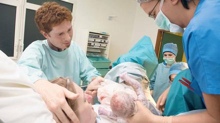 Gemeinsames Erlebnis. Die meisten Männer haben gute Erinnerungen an die Geburt. Foto: BSIP/Your Photo Today