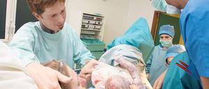 Gemeinsames Erlebnis. Die meisten Männer haben gute Erinnerungen an die Geburt. Foto: BSIP/Your Photo Today