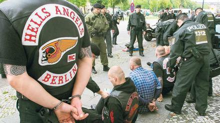 Schwerer Einsatz. Die Polizei geht gegen die Rockerszene vor. 