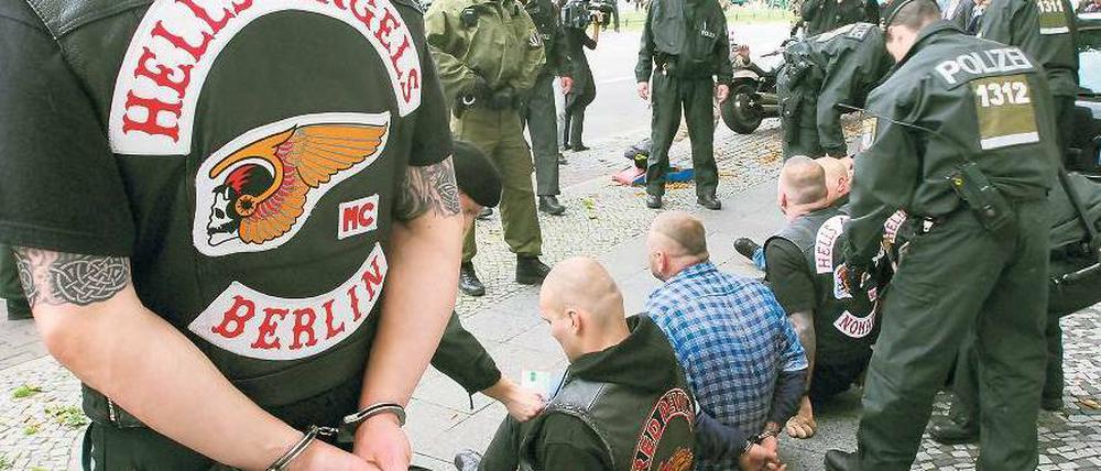Schwerer Einsatz. Die Polizei geht gegen die Rockerszene vor. 