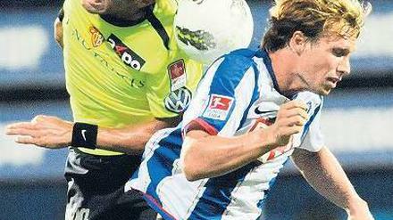 Immer im Getümmel. Andreas Ottl (r., hier im Test gegen Basel) wird bei Hertha im zentralen Mittelfeld spielen.