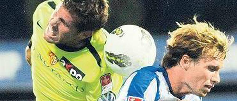 Immer im Getümmel. Andreas Ottl (r., hier im Test gegen Basel) wird bei Hertha im zentralen Mittelfeld spielen.