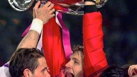 Spieglein, Spieglein in der Hand. Für Bodo Illgner ist die Champions-League-Trophäe, die er mit Real Madrid zwei Mal gewann (hier 1998), der schönste Pokal von allen. Für den Torhüter hat sie sogar eine größere Bedeutung als der Weltmeisterpokal von 1990.