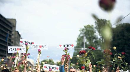 Ein traumatisiertes Land. Demonstrierende Norweger auf dem Rathausplatz von Oslo. 