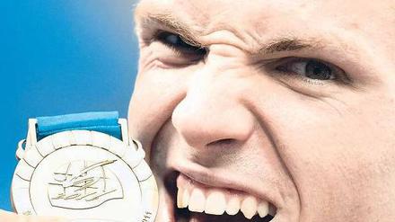 Na bitte, geht doch. Paul Biedermann ist nach erstem Frust mit Bronze zufrieden. Foto: dpa