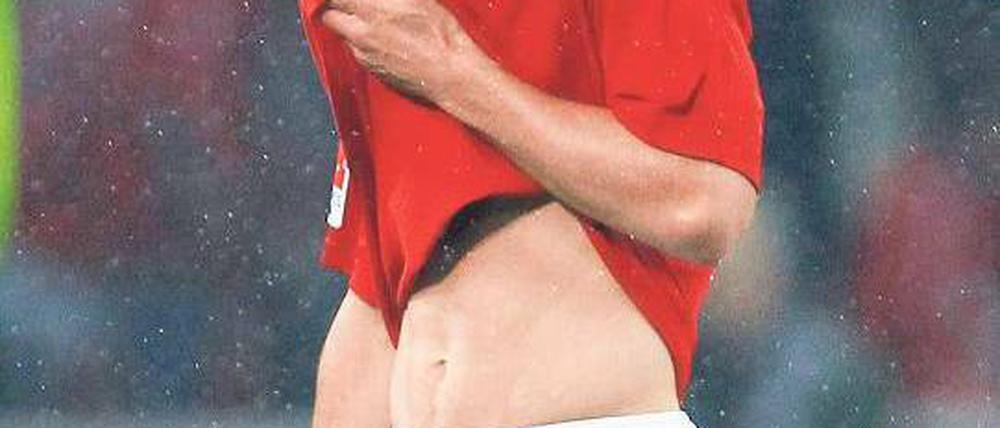 Mund abputzen. Lukas Podolski ist zwar weiter Volksheld in Köln, die Kapitänsbinde ist er aber los. 