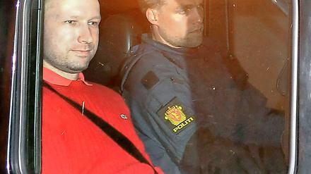 Jung, blond, christlich - Anders Behring Breivik (l.) wird in einem Polizei-Konvoi durch Oslo gefahren.