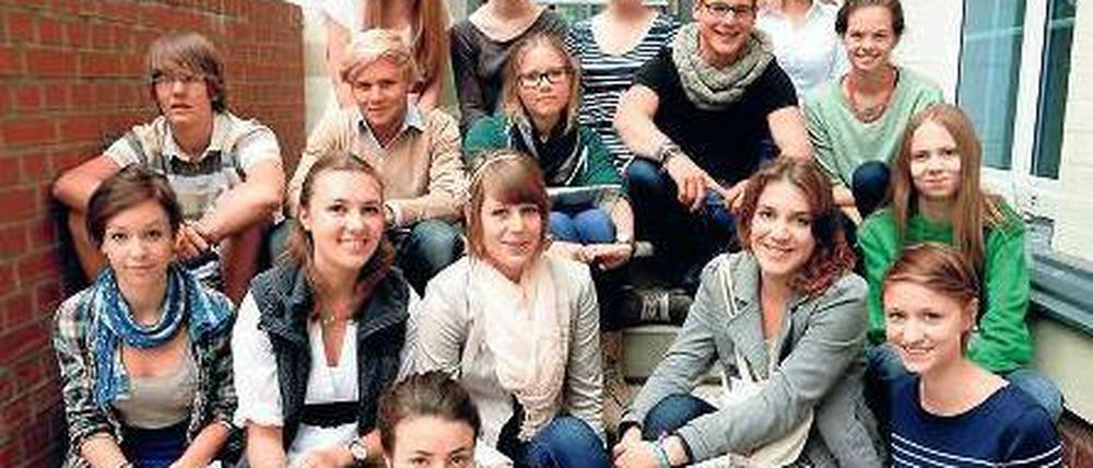 Ausgeschlafene Nachwuchsjournalisten. Die 16 Teilnehmer der Tagesspiegel-Schülerakademie vor dem Verlagsgebäude. 