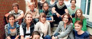 Ausgeschlafene Nachwuchsjournalisten. Die 16 Teilnehmer der Tagesspiegel-Schülerakademie vor dem Verlagsgebäude. 