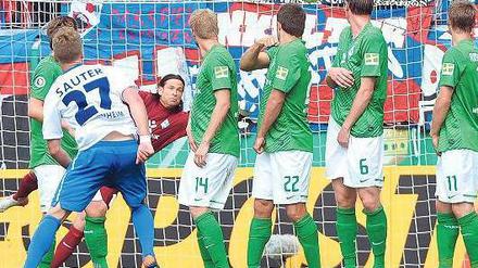 Der Beginn vom Ende. Heidenheim gleich zum 1:1 aus, danach fiel noch das 2:1 für die Württemberger. Foto: dpa