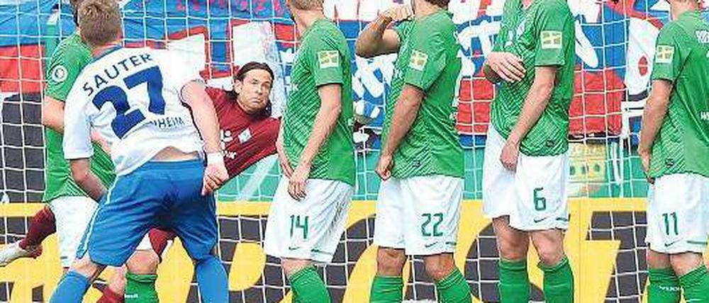 Der Beginn vom Ende. Heidenheim gleich zum 1:1 aus, danach fiel noch das 2:1 für die Württemberger. Foto: dpa