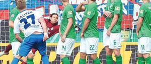 Der Beginn vom Ende. Heidenheim gleich zum 1:1 aus, danach fiel noch das 2:1 für die Württemberger. Foto: dpa
