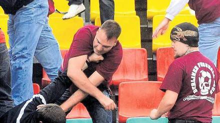 Fäuste statt Fußball. Etwa 300 BFC-Anhänger stürmten nach Abpfiff den Gästeblock, 18 Polizeibeamte wurden verletzt, es gab 27 vorläufige Festnahmen.