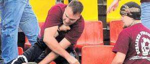 Fäuste statt Fußball. Etwa 300 BFC-Anhänger stürmten nach Abpfiff den Gästeblock, 18 Polizeibeamte wurden verletzt, es gab 27 vorläufige Festnahmen.