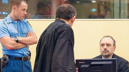 Der letzte mutmaßliche Kriegsverbrecher aus dem früheren Jugoslawien. Goran Hadzic am Montag vor dem UN-Tribunal in Den Haag. Foto: Reuters