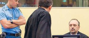 Der letzte mutmaßliche Kriegsverbrecher aus dem früheren Jugoslawien. Goran Hadzic am Montag vor dem UN-Tribunal in Den Haag. Foto: Reuters