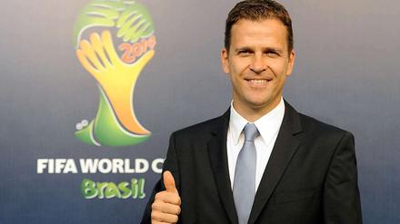 Da strahlte er schon: Oliver Bierhoff, hier noch auf dem Roten Teppich vor der Auslosung, bringt für seine Mannschaft gute Nachrichten mit nach Hause.