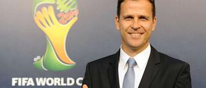 Da strahlte er schon: Oliver Bierhoff, hier noch auf dem Roten Teppich vor der Auslosung, bringt für seine Mannschaft gute Nachrichten mit nach Hause.