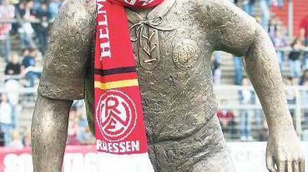 Aus dem Hintergrund. Helmut Rahn steht am Essener Stadion als Denkmal. Foto: ddp