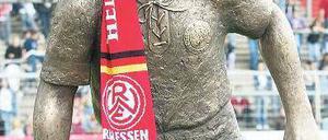 Aus dem Hintergrund. Helmut Rahn steht am Essener Stadion als Denkmal. Foto: ddp
