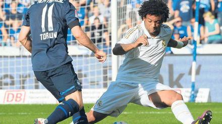 Getunnelt. Herthas Neuzugang Torun Tunay (links) hatte gegen Real Madrid, wie hier gegen Marcelo, einige lichte Momente.