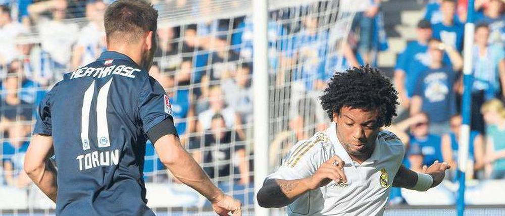 Getunnelt. Herthas Neuzugang Torun Tunay (links) hatte gegen Real Madrid, wie hier gegen Marcelo, einige lichte Momente. 