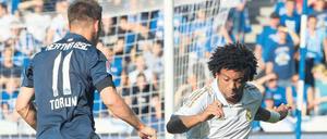 Getunnelt. Herthas Neuzugang Torun Tunay (links) hatte gegen Real Madrid, wie hier gegen Marcelo, einige lichte Momente. 
