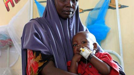 Gemeinsam mit ihrem unterernährten Kind ist sie geflohen: Diese Somalierin hat das Flüchtlingslager in Dadaab erreicht.