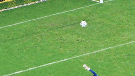 Lupfer in die Geschichte. Dresdens Alexander Schnetzler hebt den Ball zum 4:3 über Leverkusens Torhüter David Yelldell. Foto: Reuters