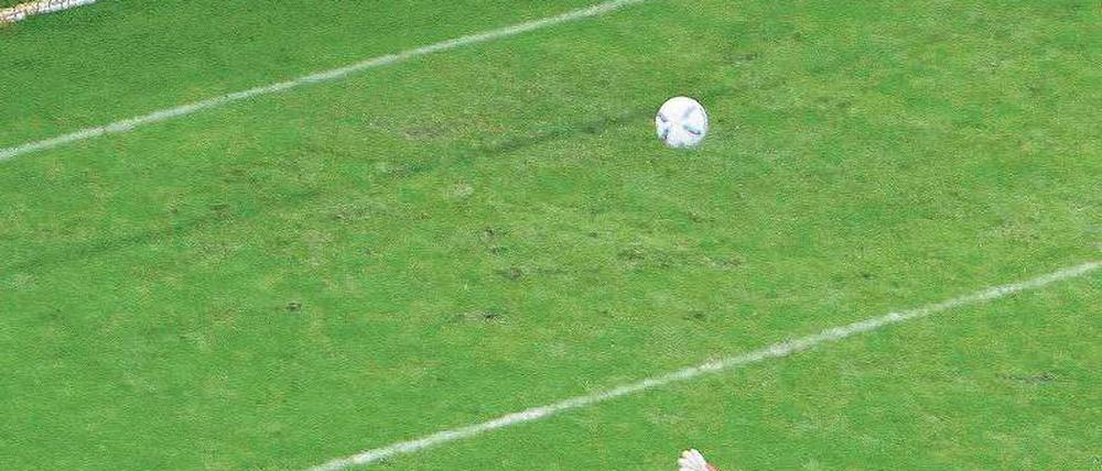Lupfer in die Geschichte. Dresdens Alexander Schnetzler hebt den Ball zum 4:3 über Leverkusens Torhüter David Yelldell. Foto: Reuters