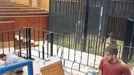 Am 03. August soll er mit Söhnen und wichtigen Mitarbeitern von einst zum ersten Mal auf der Anklagebank in einem Käfig Platz nehmen.