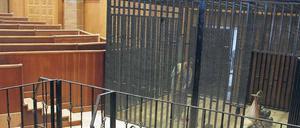 Am 03. August soll er mit Söhnen und wichtigen Mitarbeitern von einst zum ersten Mal auf der Anklagebank in einem Käfig Platz nehmen.