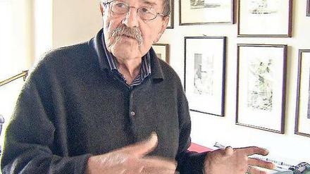 Werkstattbesuch. Schriftsteller Günter Grass gibt in dem Film Einblicke in seinen Arbeitsalltag und reist an wichtige Orte seines Lebens wie Danzig und Paris. Foto: NDR