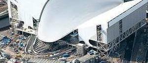 Das verschandelte Schwimmstadion von Zaha Hadid im Osten Londons. Für die Olympischen Spiele wurden auf beiden Seiten Zuschauertribünen angeheftet. Foto: dpa