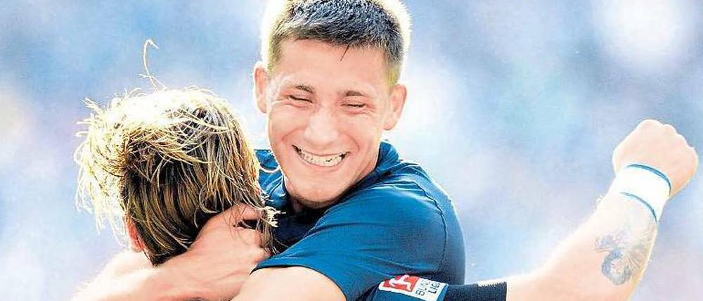 Kontaktfreudig. Tunay Torun (oben) hat sich in nur fünf Wochen in Herthas Mannschaft gespielt.