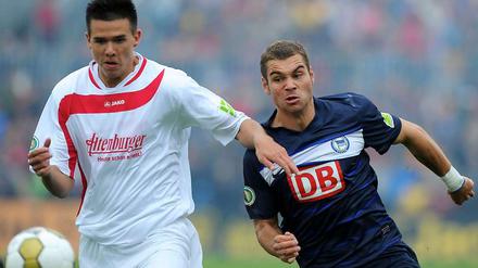 Hertha-Stürmer Lasogga (r.) im Laufduell mit Patrick Bender vom VFC Meuselwitz 