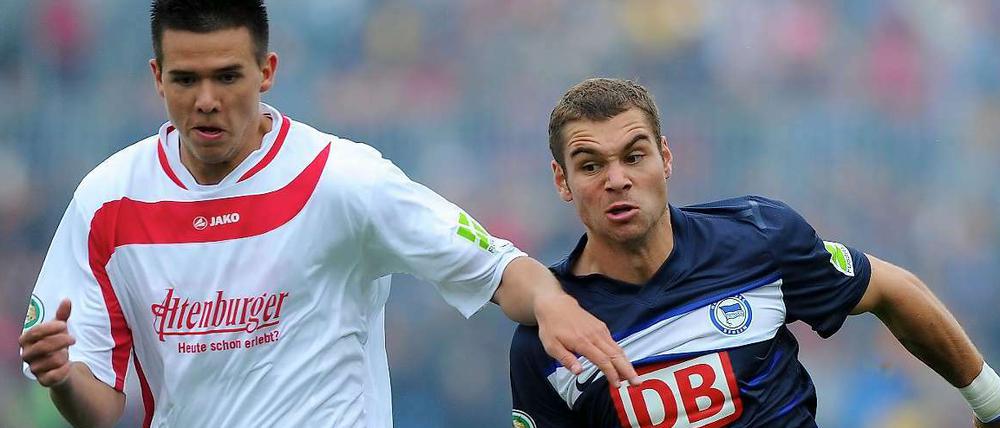 Hertha-Stürmer Lasogga (r.) im Laufduell mit Patrick Bender vom VFC Meuselwitz 