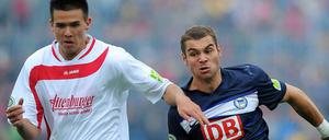 Hertha-Stürmer Lasogga (r.) im Laufduell mit Patrick Bender vom VFC Meuselwitz 