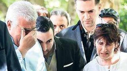 Vater Mitch Winehouse (links), Bruder Alex, Ex-Freund Reg Traviss und Mutter Janis vor dem Haus von Amy Winehouse. Foto: Reuters