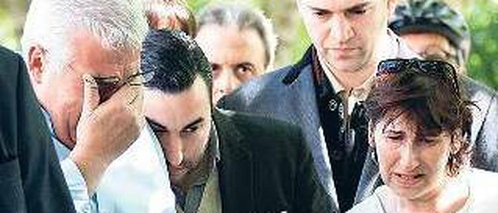 Vater Mitch Winehouse (links), Bruder Alex, Ex-Freund Reg Traviss und Mutter Janis vor dem Haus von Amy Winehouse. Foto: Reuters