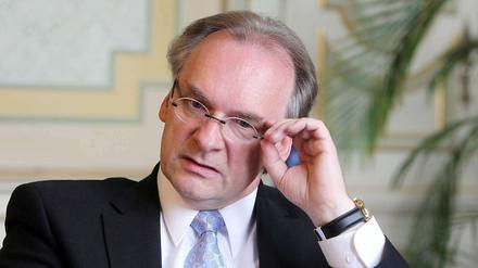Reiner Haseloff (CDU) spricht sich vehement gegen eine Kennzeichnungspflicht für Polizisten aus. Viele Kritiker betrachten seinen historischen Vergleich jedoch als deplatziert. 