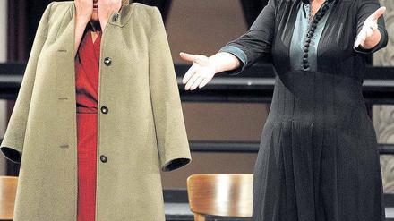 Schreck, lass nach. Amme (Michaela Schuster) und Färberin (Evelyn Herlitzius). Foto: dpa